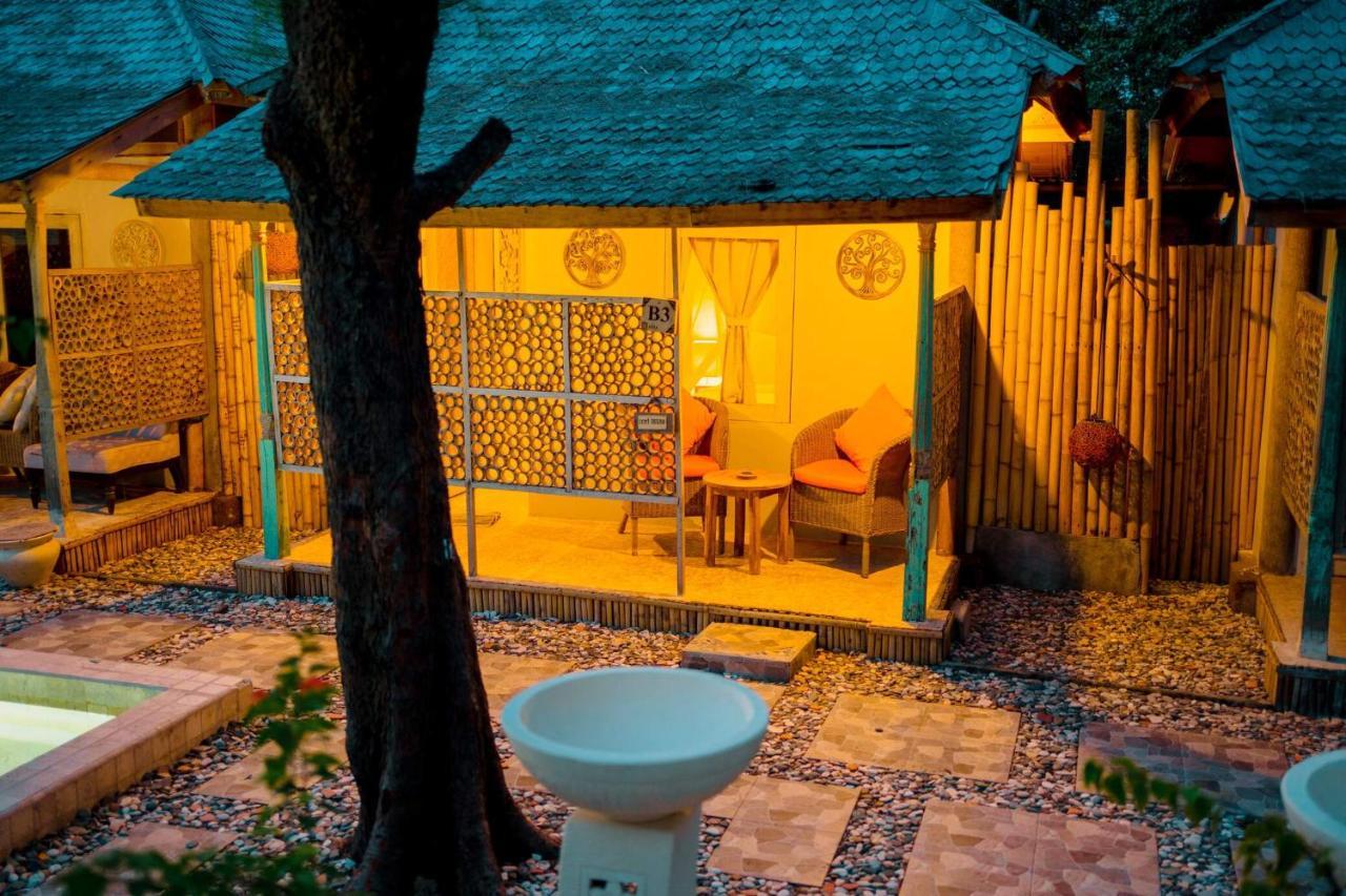 Bungalow Cafe Gili Beachfront Gili Meno Esterno foto