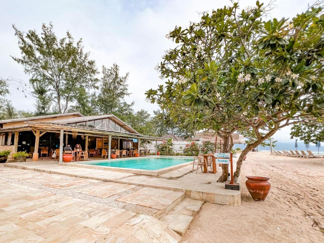 Bungalow Cafe Gili Beachfront Gili Meno Esterno foto