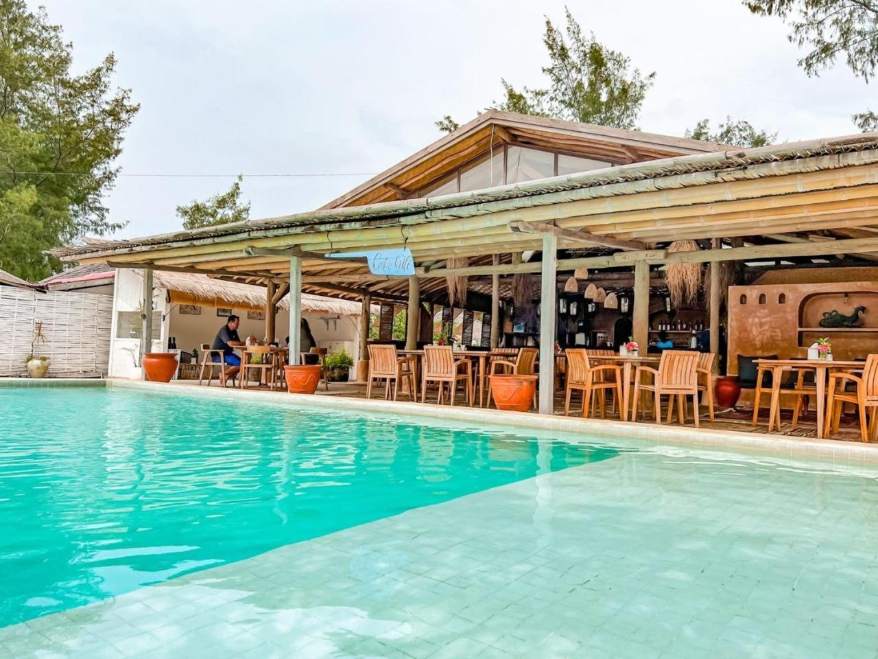 Bungalow Cafe Gili Beachfront Gili Meno Esterno foto