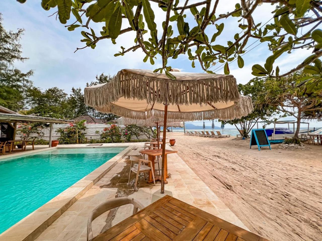 Bungalow Cafe Gili Beachfront Gili Meno Esterno foto